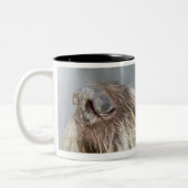 Pointer dog die tennisbal bijt, close-up tweekleurige koffiemok (Links)