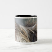 Pointer dog die tennisbal bijt, close-up tweekleurige koffiemok (Center)