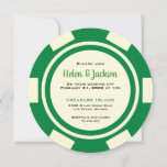 Poker Chip Green en White Las Vegas Wedding Kaart<br><div class="desc">Daag je gasten af door hen deze groene en griezelige witte pokerchips trouwuitnodigingen te sturen. Ze wachten vol ongeduld om bij je te zijn op deze leuke bruiloft.</div>
