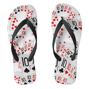 Poker speelkaarten tienen in een gelaagd patroon, teenslippers