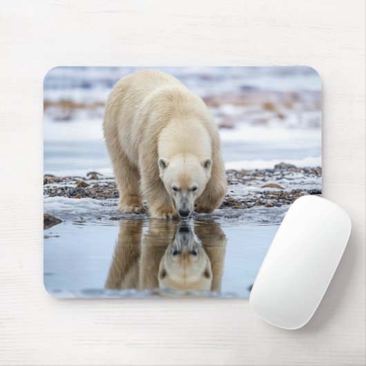 Polar Bear Looking at its Reflection Muismat (Met muis)