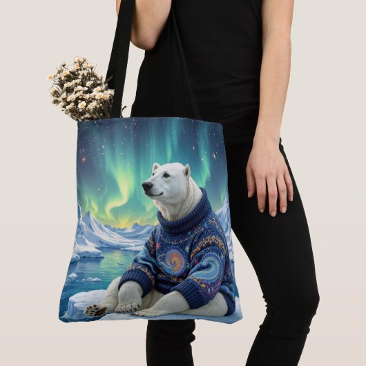 Polar Bear Sitting Under Northern Lights Tote Bag (Dichtbij)