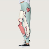 Polar Beer Knuffelen van een Hart op een Lichtblau Leggings (Links)