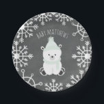 Polar Beer Neutraal Winter Baby shower Papieren Bordje<br><div class="desc">Baby showers papieren borden met een afbeelding van een baby polair beer met een groen pet en een sjaal over een krijtbord geïnspireerde achtergrond omringd door sneeuwvlokken. Personaliseer de naam.</div>