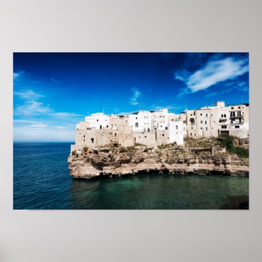 Polignano a Mare-huizen op een klif in Puglia Poster (Voorkant)