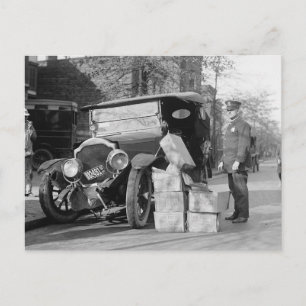 Politie grijpt drankschuivers auto, 1922 briefkaart