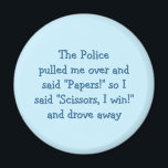 Politie met rockschaar Funny Fridge Magnet<br><div class="desc">De politie trok me over en zei "Papers!" dus zei ik "Schaar, ik win!" en reed weg - kostbare wijsheid, tijd vereerd advies - grappig, hilarisch, grap op een magneet voor je koelkast, vaatwasmachine, keuken- en bestandskast. Maakt een leuk cadeautje voor je vriend, familielid en fans van de politie of...</div>