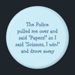 Politie met rockschaar Funny Fridge Magnet<br><div class="desc">De politie trok me over en zei "Papers!" dus zei ik "Schaar, ik win!" en reed weg - kostbare wijsheid, tijd vereerd advies - grappig, hilarisch, grap op een magneet voor je koelkast, vaatwasmachine, keuken- en bestandskast. Maakt een leuk cadeautje voor je vriend, familielid en fans van de politie of...</div>