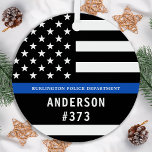 Politie op maat van de wet op blauwe lijnen metalen ornament<br><div class="desc">Thin Blue Line Police Officer Christmas Ornament - Amerikaanse vlag in politie vlag kleuren, modern zwart en blauw ontwerp. Pas aan met uw afdelingsnaam, en personaliseer met de naam van de politieagenten en badgenummer. Dit gepersonaliseerde ornament voor wetshandhaving is ideaal voor politieafdelingen en wetshandhavers, kousen en kerstcadeaus voor uw politieagenten....</div>