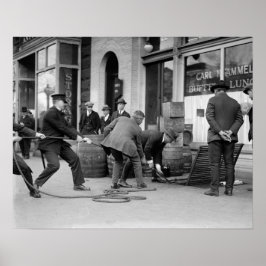 Politie Seizing Bootleg Liquor, 1923.  foto Poster
