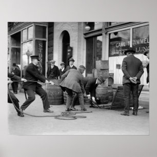 Politie Seizing Bootleg Liquor, 1923.  foto Poster