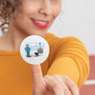 Politieagent en zwarte kat ronde sticker