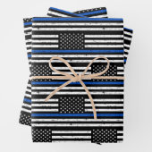 Politieagent geeft Amerikaanse vlag dunne blauwe l Inpakpapier Vel (In situ)