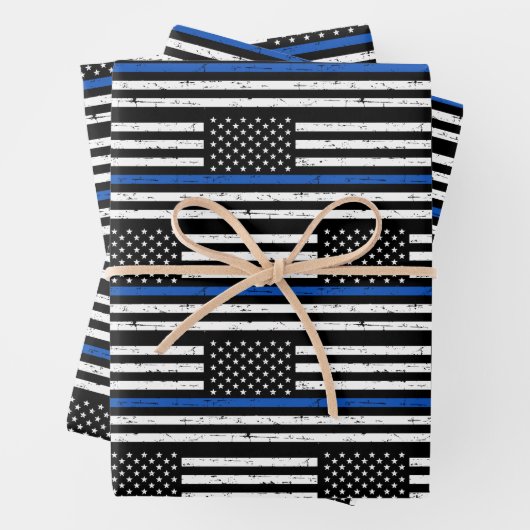 Politieagent geeft Amerikaanse vlag dunne blauwe l Inpakpapier Vel (In situ)