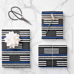 Politieagent geeft Amerikaanse vlag met blauwe lij Inpakpapier Vel