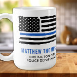 Politieagent vlag gepersonaliseerde dunne blauwe l koffiemok<br><div class="desc">Introductie van de perfecte koffie-mok voor politieagenten en wetshandhavingsagenten, met de iconische dunne blauwe lijn en het Amerikaanse vlagontwerp. Deze mok is een geweldige manier om uw steun te shows voor degenen die onze gemeenschappen dienen en beschermen. Personaliseer uw mok met jouw naam en afdeling om het echt uniek te...</div>