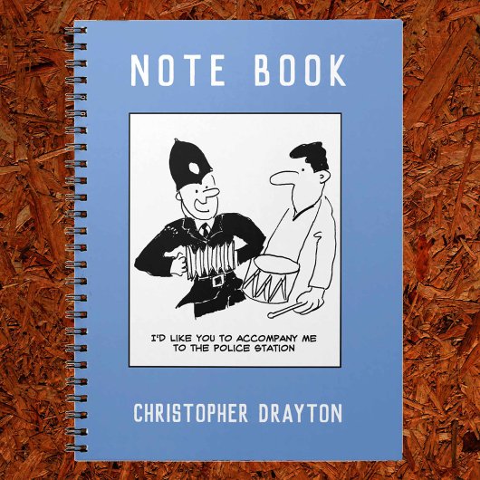 Politieagent vraagt man om hem te begeleiden  gra notitieboek