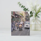 Politieagenten, fietsers en voodoo briefkaart (Staand voorkant)