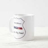 Politieagenten houden van een grote buste koffiemok (Voorkant links)