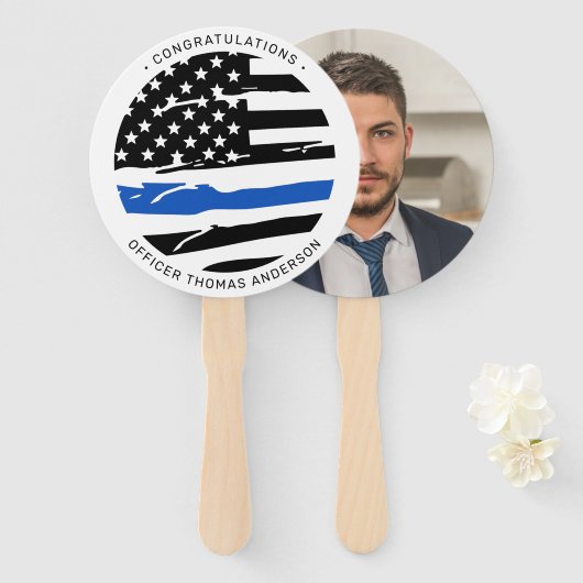 Politieambtenaar die de blauwe lijn heeft gefelici handwaaier (Voorkant en achterkant)