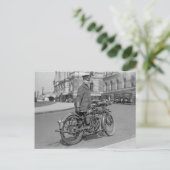 Politieambtenaar motorfiets, 1922 briefkaart (Staand voorkant)