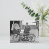 Politieambtenaar motorfiets, 1924 briefkaart (Staand voorkant)