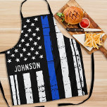 Politiebeambte BBQ Gepersonaliseerd in blauwe lijn Schort<br><div class="desc">Thin Blue Line Police Schort - Amerikaans Amerikaans vlagontwerp in de kleuren van de vlag van de politie, met een slecht ontwerp. Dit gepersonaliseerde schort van de politie is perfect voor verjaardagen, Kerstmis, gepensioneerde cadeaus van de politie of vaders dag voor je politieagent. Ideaal voor alle politiemensen, politieagenten en politiefamilie...</div>