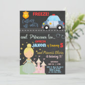 Politiebeambte en prinsesesbroers uitnodiging. kaart (Staand voorkant)