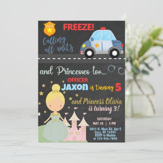 Politiebeambte en prinsesesbroers uitnodiging. kaart (Staand voorkant)