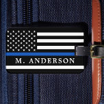 Politiebeambte met een blauwe lijn bagagelabel<br><div class="desc">Thin Blue Line Bagagelabel - Amerikaanse vlag in de kleuren van de vlag van de politie, modern zwart blauw ontwerp. Personaliseer de naam van de politieagent of de familienaam. Dit gepersonaliseerde bagagelabel van politieagenten is perfect voor de politie en de wetshandhavingsfamilies en al degenen die hen steunen. COPYRIGHT © 2020...</div>