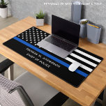 Politiebeambte met een blauwe lijn bureaumat<br><div class="desc">Dunne Blauwe Lijn Politie Desk Mat - Amerikaanse vlag in Politie Vlag kleuren, modern zwart en blauw ontwerp. Personaliseer met de naam van de politieagenten. Deze gepersonaliseerde bureaumat van de politieagent is perfect voor politieafdelingen en wetshandhavers. COPYRIGHT © 2023 Judy Burrows, Black Dog Art - Alle rechten voorbehouden. Politieagent gepersonaliseerde...</div>