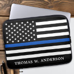 Politiebeambte met een blauwe lijn laptop sleeve<br><div class="desc">Dunne blauw laptopklep - Amerikaanse vlag in de kleuren van de vlag van de politie, modern zwart en blauw design. Personaliseer je met de naam van de politie. Deze persoonlijke laptophoes van politieagenten is perfect voor politiediensten. COPYRIGHT © 2020 Judy Burrows, Black Dog Art - Alle rechten voorbehouden. Politiebeambte Gepersonaliseerde...</div>