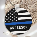 Politiebeambte persoonlijke moderne dun blauwe lij sleutelhanger<br><div class="desc">Persoonlijke Thin Blue Line Sleutelhanger - Amerikaanse vlag in de kleuren van de vlag van de politie, modern zwart blauw ontwerp. Personaliseer met de naam van de officier, of de afdeling. Deze gepersonaliseerde politiemacht is perfect voor de politiediensten of als gedenkteken. COPYRIGHT © 2020 Judy Burrows, Black Dog Art -...</div>