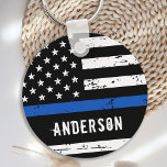 Politiebeambte Persoonlijke naam in blauwe lijn Sleutelhanger<br><div class="desc">Persoonlijke Thin Blue Line Sleutelhanger - Amerikaanse vlag in de kleuren van de vlag van de politie, in nood . Personaliseer met de naam van de officier, of de afdeling. Deze gepersonaliseerde politiemacht is perfect voor de politiediensten of als gedenkteken. COPYRIGHT © 2020 Judy Burrows, Black Dog Art - Alle...</div>