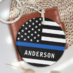 Politiebeambte Persoonlijke naam in blauwe lijn Sleutelhanger<br><div class="desc">Persoonlijke Thin Blue Line Sleutelhanger - Amerikaanse vlag in de kleuren van de vlag van de politie, modern zwart blauw ontwerp. Personaliseer met de naam van de officier, of de afdeling. Deze gepersonaliseerde politiemacht is perfect voor de politiediensten of als gedenkteken. COPYRIGHT © 2020 Judy Burrows, Black Dog Art -...</div>