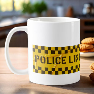 Politiebord met gele crime scene tapes  koffiemok