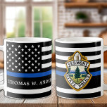 Politiedienst Aangepaste Logo Handhaving Koffiemok<br><div class="desc">Thin Blue Line Police Department Coffee Mok - Amerikaanse vlag in de kleuren van de vlag van de politie, modern zwart en blauw design. Pas je aan met je afdeling logo, en personaliseer je met de naam van de politie. Deze gepersonaliseerde mok voor rechtshandhaving is perfect voor politiediensten en rechtshandhaving....</div>