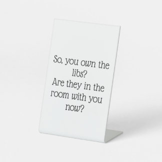 Politieke boodschap van liberalen aan conservatiev reclamebord met voetstuk