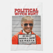 Politieke Witch Hunt van Donald Trump Theedoek (Verticaal)
