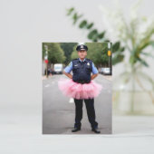 Politieman draagt roze tutu briefkaart (Staand voorkant)