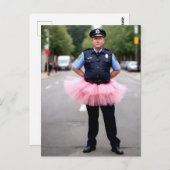 Politieman draagt roze tutu briefkaart (Voorkant / Achterkant)