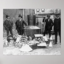 Politieman Met In Beslag Genomen Stills, 1922. Oud Poster