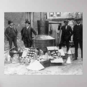 Politieman Met In Beslag Genomen Stills, 1922. Oud Poster