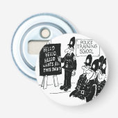 Politieopleiding. Grappig Cartoon Illustratie Button Flesopener (Voorkant)