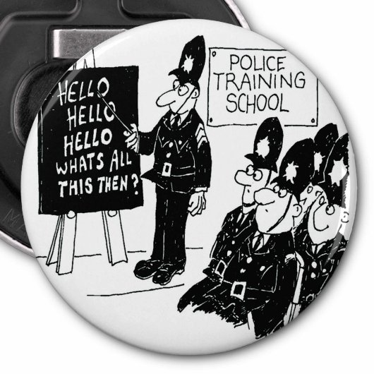 Politieopleiding. Grappig Cartoon Illustratie Button Flesopener