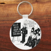 Politieopleiding. Grappig Cartoon Illustratie Sleutelhanger (Voorkant)