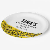 Politiepartij met gele misdaadscène banden papieren bordje (Gekanteld)