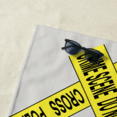 Politietape en dode hoofddoek strandlaken (In situ)