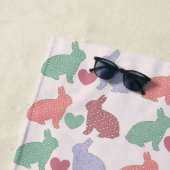 Polka Dot Bunnies Pattern op Roze Gepersonaliseerd Strandlaken (In situ)