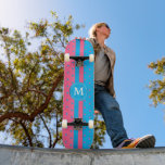 Polka Dot Pink en Blue _ Monogram Persoonlijk Skateboard<br><div class="desc">Skateboard. Polka stip roze en blauw met Monogram klaar om je te personaliseren. ✔ OPMERKING: ALLEEN DE NOODZAKELIJKE SJABLOON WIJZIGEN! 😀 Indien nodig, kunt u de tekst verwijderen en beginnen vers toevoegend welke tekst en doopvont u houdt van. 📌 Als u meer aanpassing nodig hebt, klikt u op de knop...</div>